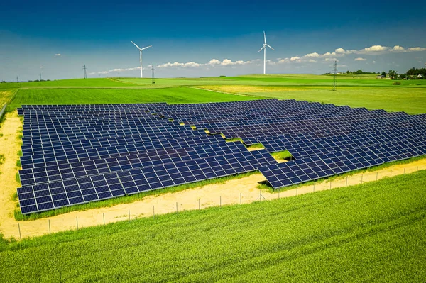 Increíble vista de paneles solares y turbinas eólicas en verano —  Fotos de Stock