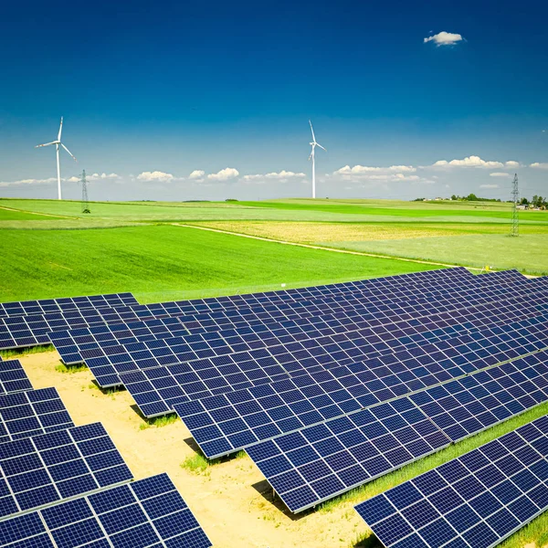 Vista incrível de cima painéis solares no campo verde — Fotografia de Stock