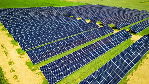 Painéis solares deslumbrantes no campo verde, vista aérea, Polónia — Fotografia de Stock