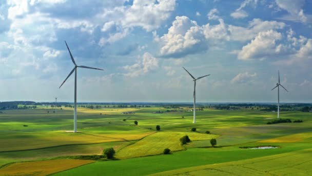 Turbinas eólicas con cielo azul en el campo, vista aérea en Polonia — Vídeo de stock