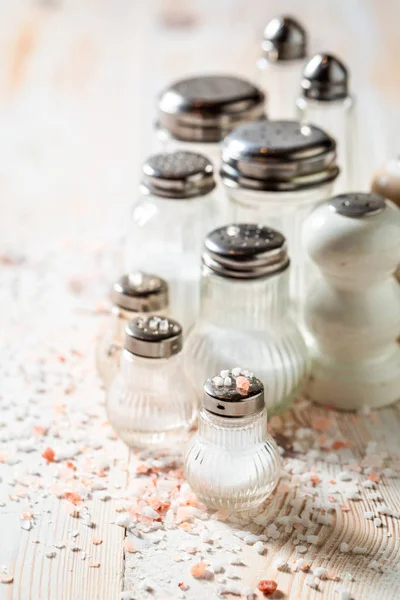 Close-up van zout in zout shaker met verschillende zouten — Stockfoto