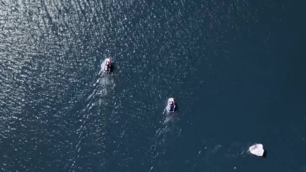 Вид сверху на соревнования по гребле на лодках на озере — стоковое видео
