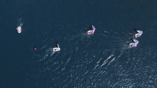 Вид с воздуха на регату лодок на голубом озере — стоковое видео
