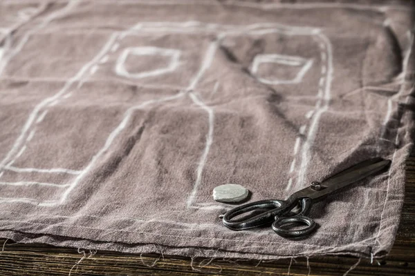 Tijeras, tela y sastrería de pantalones en taller de sastrería — Foto de Stock