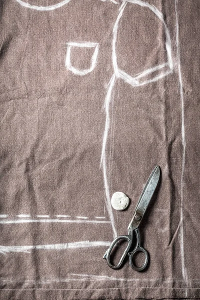 Closeup of tailor pattern, scissors and clothes in tailoring workshop — Stock Photo, Image