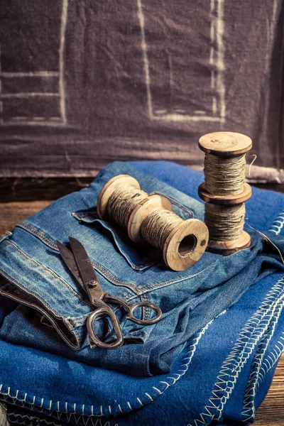 Close-up van doek en naald in tailoring workshop — Stockfoto
