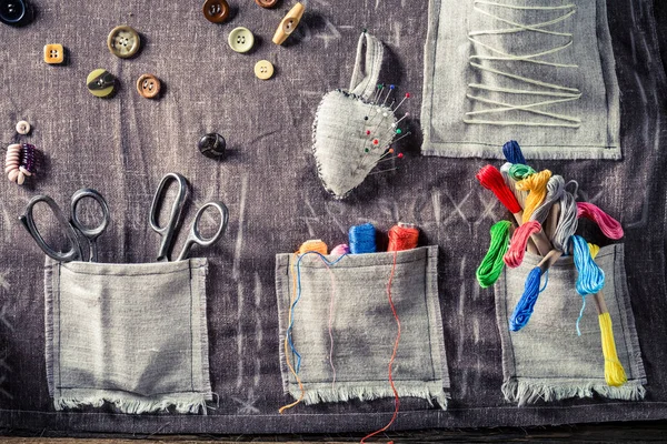 Pano de costura com tesoura, agulhas e fios em oficina de costura — Fotografia de Stock