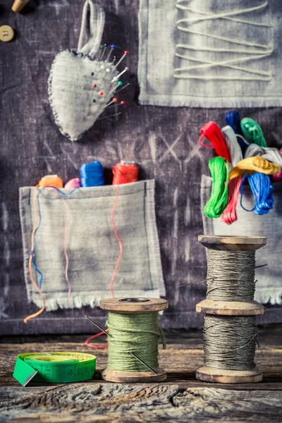 Roscas coloridas e agulhas na oficina de costura — Fotografia de Stock