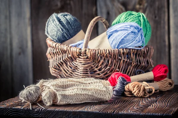 Écharpe tricotée en laine colorée sur table rustique — Photo