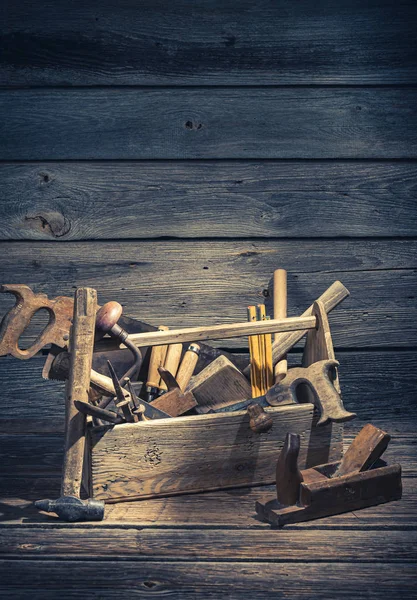 Caja de herramientas de carpintería antigua en mesa de madera rústica — Foto de Stock