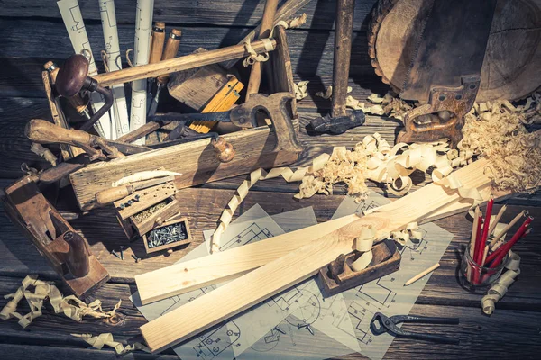 Mesa de carpinteros en un taller sobre mesa de madera rústica —  Fotos de Stock