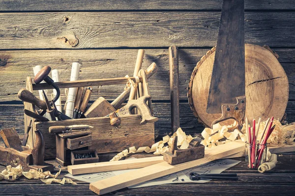 Taller de carpintería antigua sobre mesa de madera rústica — Foto de Stock