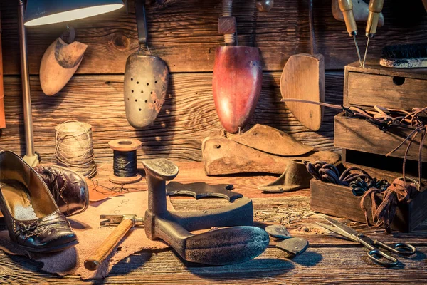 Taller de zapatero rústico con zapatos y cordones —  Fotos de Stock