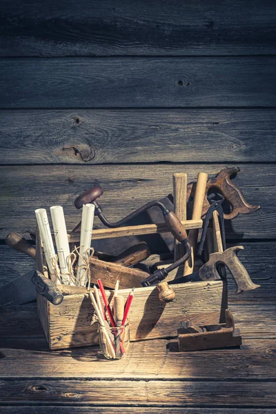 Timmerman werktuigen in een workshop op rustieke houten tafel — Stockfoto