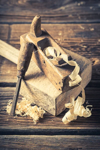 Деревянный молоток и облицовка в деревенской столярной мастерской — стоковое фото