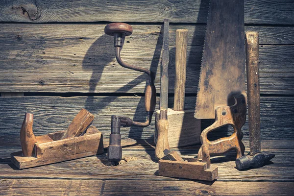 Hammare, såg och mejsel på rustikt träbord — Stockfoto