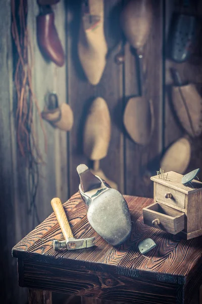 Närbild på skomakare arbetsplats med verktyg, skor och skosnören — Stockfoto