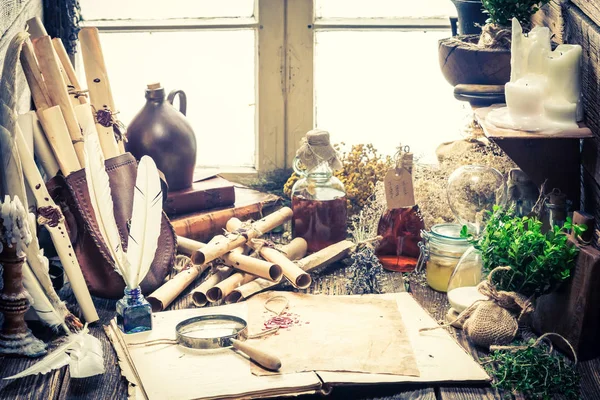 Сельская мастерская ведьм со свитками и растениями — стоковое фото