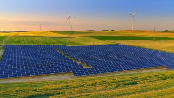 Paneles solares en campo verde, vista aérea de Polonia — Vídeos de Stock