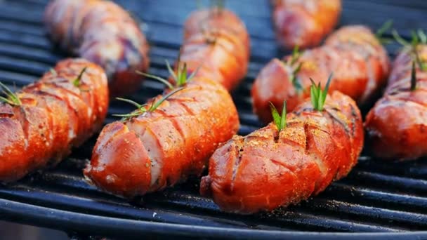 Крупный план острой колбасы на горячем гриле — стоковое видео