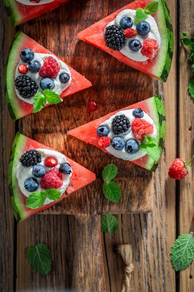 Top view of homemade watermelon pizza with berries and cream — Stock Photo, Image