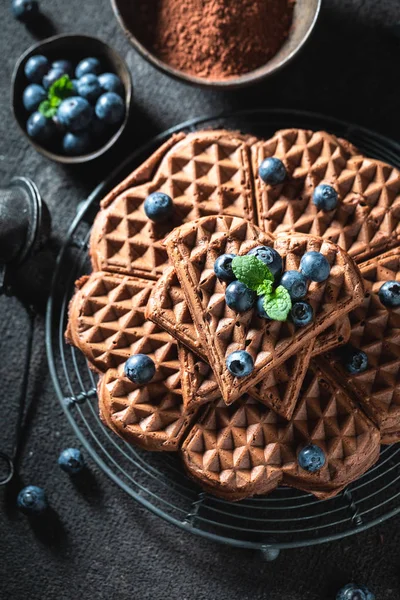 Leckere und süße Waffeln mit dunkler Schokolade und frischen Beeren — Stockfoto