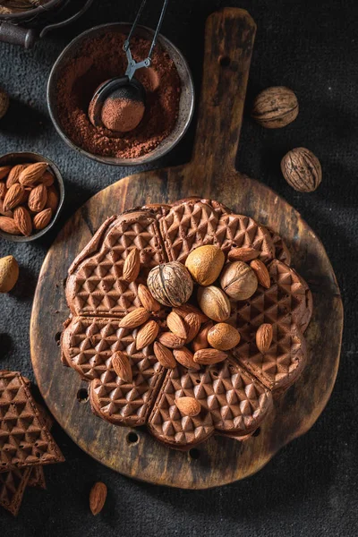 Von oben auf hausgemachte Waffeln aus Nüssen und Kakao — Stockfoto