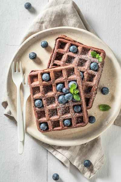 Süße Waffeln mit dunkler Schokolade auf weißem Tisch — Stockfoto