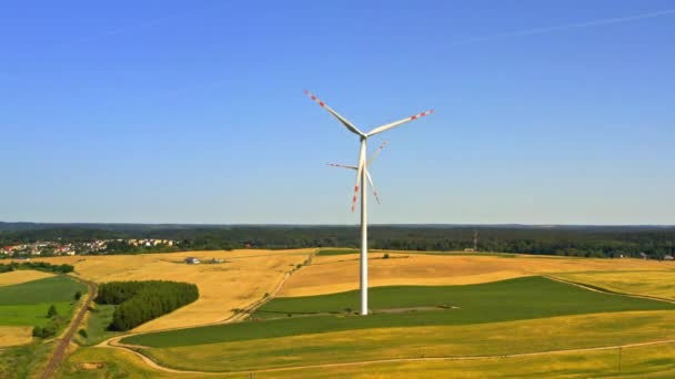 Větrná turbína na poli, letecký pohled v Polsku — Stock video