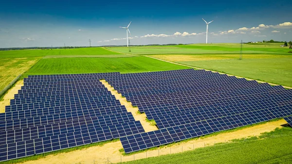 Vista de paneles solares y turbina eólica, Polonia desde arriba —  Fotos de Stock