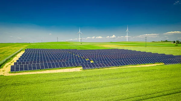 Increíbles paneles solares en el campo verde, Polonia desde arriba —  Fotos de Stock