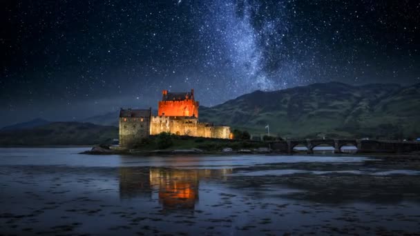 Milky långt över upplyst Eilean Donan Castle på natten, Skottland — Stockvideo