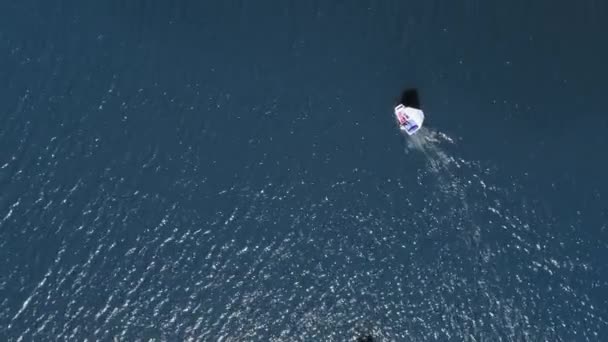 Jedno małe łodzie żaglowe na błękitnym jeziorze — Wideo stockowe