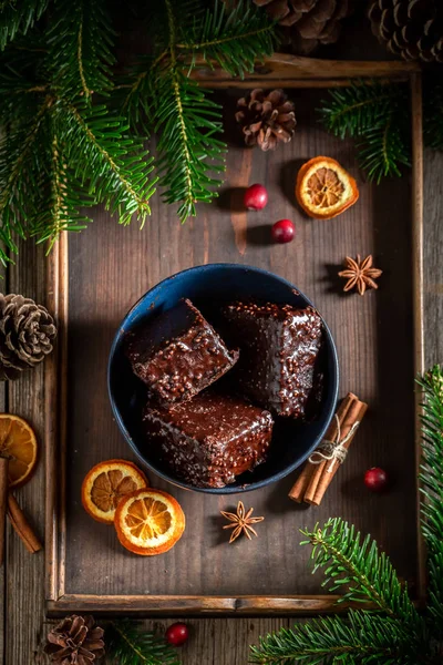 Tradicionalmente cubos de jengibre para Navidad con glaseado de chocolate — Foto de Stock