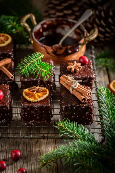 Traditioneel peperkoek blokjes voor Kerstmis met ingrediënten — Stockfoto