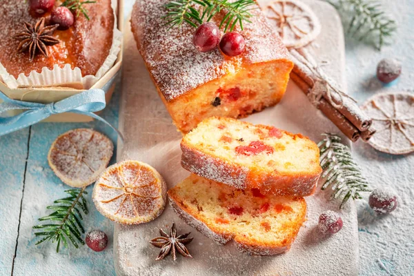 Sabroso pastel de frutas para Navidad horneado en un molde de madera — Foto de Stock