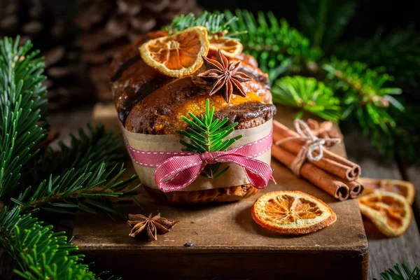 Sabroso pan de jengibre naranja para Navidad horneado en una caja de madera — Foto de Stock