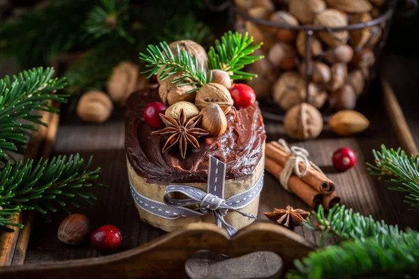 Tradicionalmente nueces de jengibre para Navidad horneadas en una caja de madera — Foto de Stock