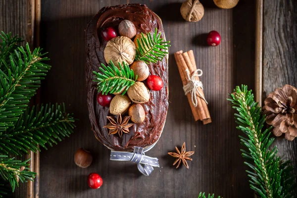 Läckra pepparkakor nötter till jul dekorerad med Gran — Stockfoto