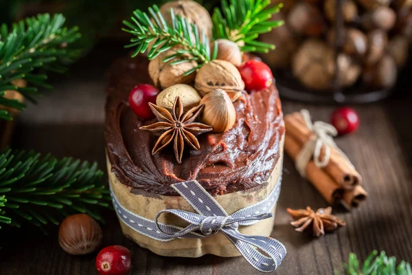 Dulces nueces de jengibre para Navidad horneadas en una caja de madera — Foto de Stock