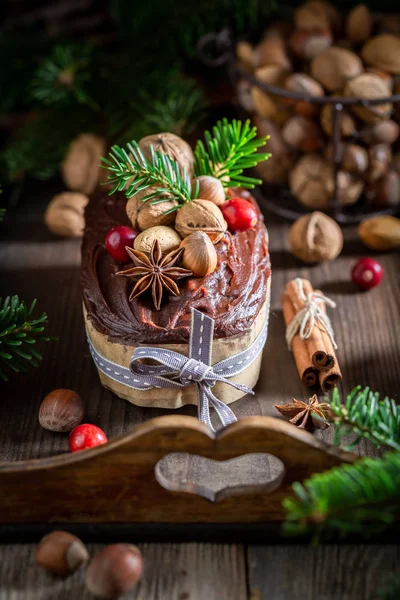 Dulces nueces de jengibre para Navidad decoradas con abeto — Foto de Stock