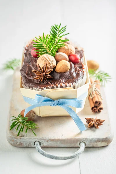 Läckra pepparkakor nötter till jul bakat i en trälåda — Stockfoto