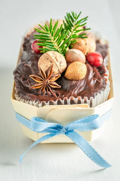 Traditioneel peperkoek noten voor Kerstmis versierd met sparren — Stockfoto