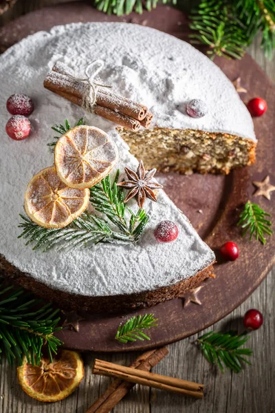 Sabroso pastel de semillas de amapola para Navidad con naranja y abeto — Foto de Stock