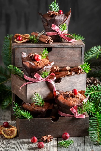 Hemlagad pepparkakor muffins till jul i en gammal trälåda — Stockfoto