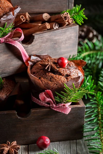 Tradicionalmente magdalenas de jengibre para Navidad en una vieja caja de madera — Foto de Stock