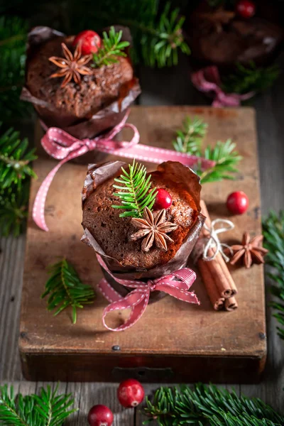 Tasty gingerbread muffins for Christmas in an old wooden box — Stock Photo, Image