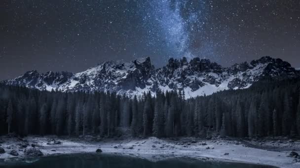 银河路在卡里扎湖和山在夜间，意大利 — 图库视频影像