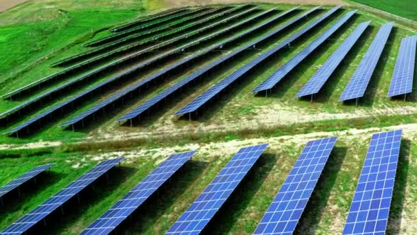 Vista aérea de la gran granja solar en el campo en Polonia — Vídeo de stock