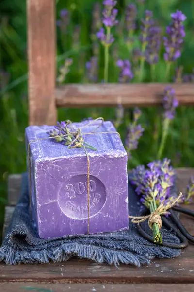 Aromatisk och ekologisk lavendel tvål på en gammal trästol — Stockfoto
